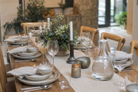 Réussir une table festive pour une grande tablée familiale : organisation et astuces